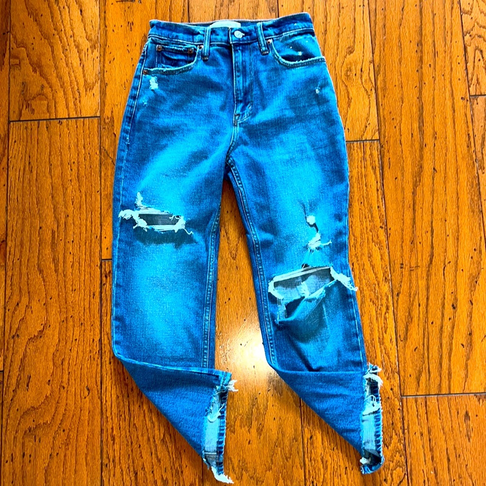 Never worn, A&F Ankle straight Ultra High Rise, sz. 25 short- on trend!